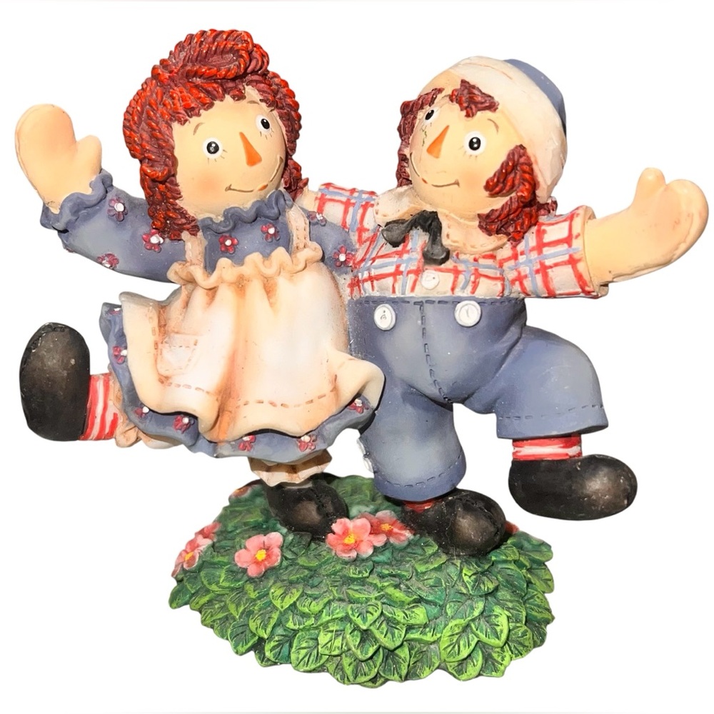 Raggedy Ann and Andy dancing